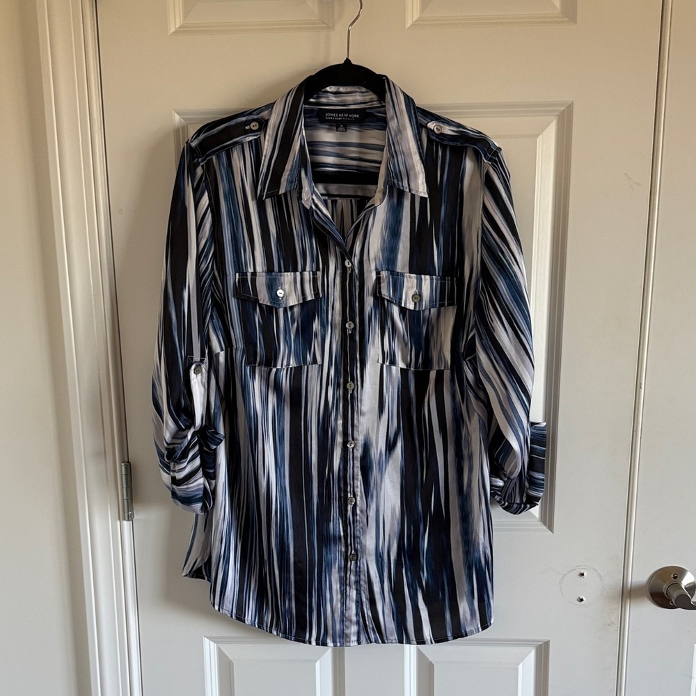 Jones New York Signature Size 1X Vertical Artsy Blue & White Striped Blouse - Picture 2 of 9